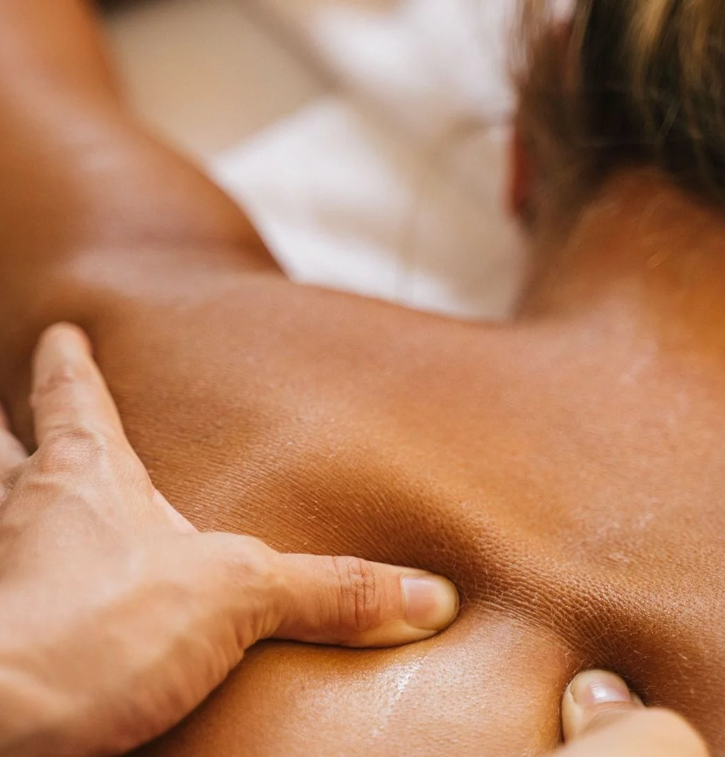 Main de olaya a lausanne qui masse un dos